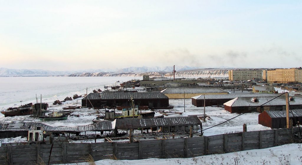 Вид на поселок с бывшей промбазы. п.Эвенск, апрель 2006 г. Фото В.Лахненко, Эвенск