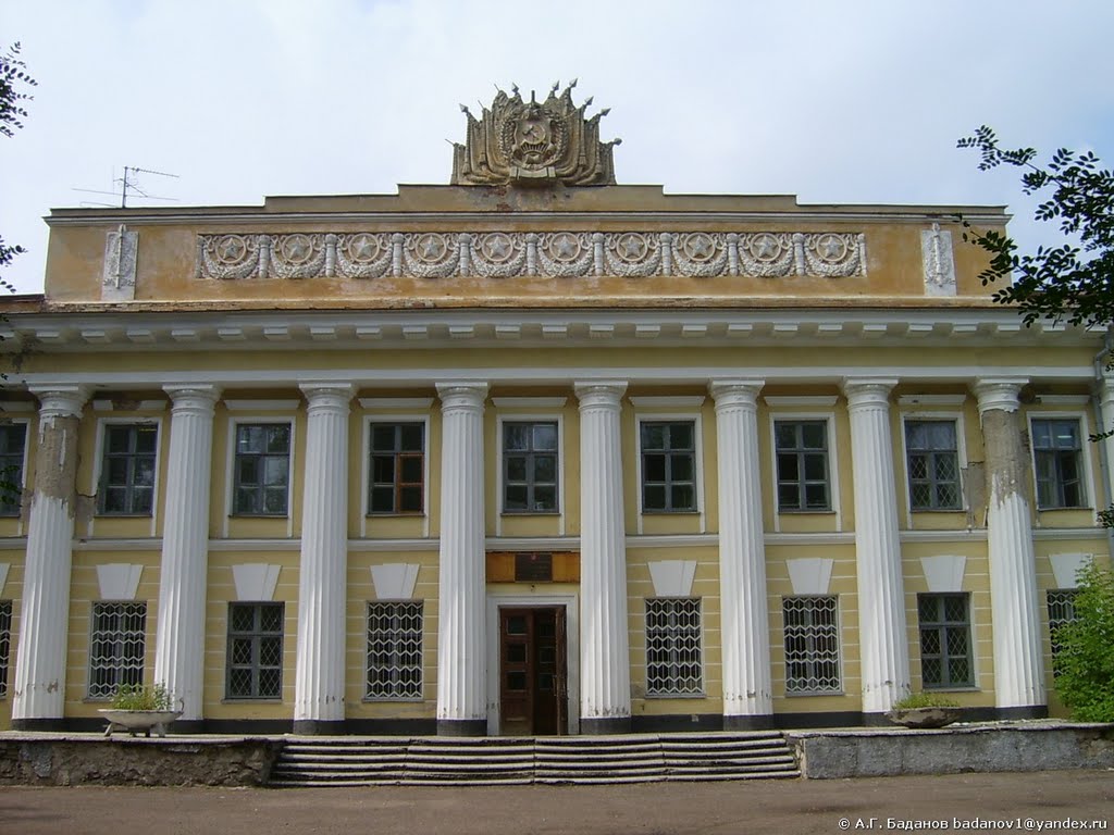 Бывшее здание горкома партии. Сейчас музей и медицинское училище и т.д., Волжск