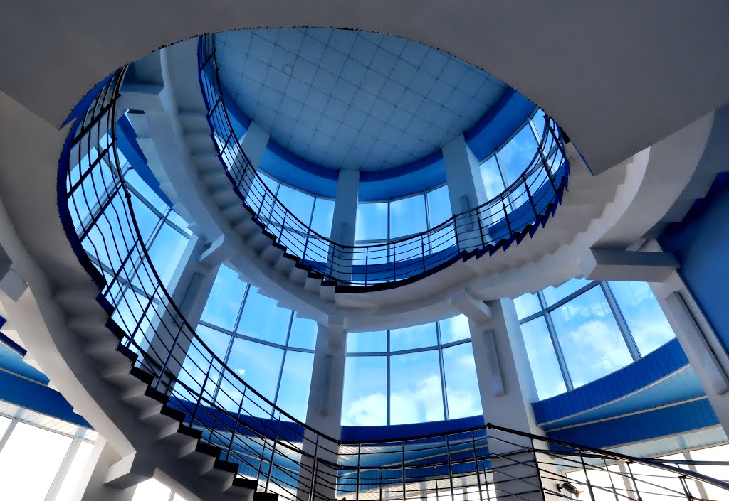 Лестница торгового комплекса "XXI век", вид с площадки 2 этажа., Йошкар-Ола