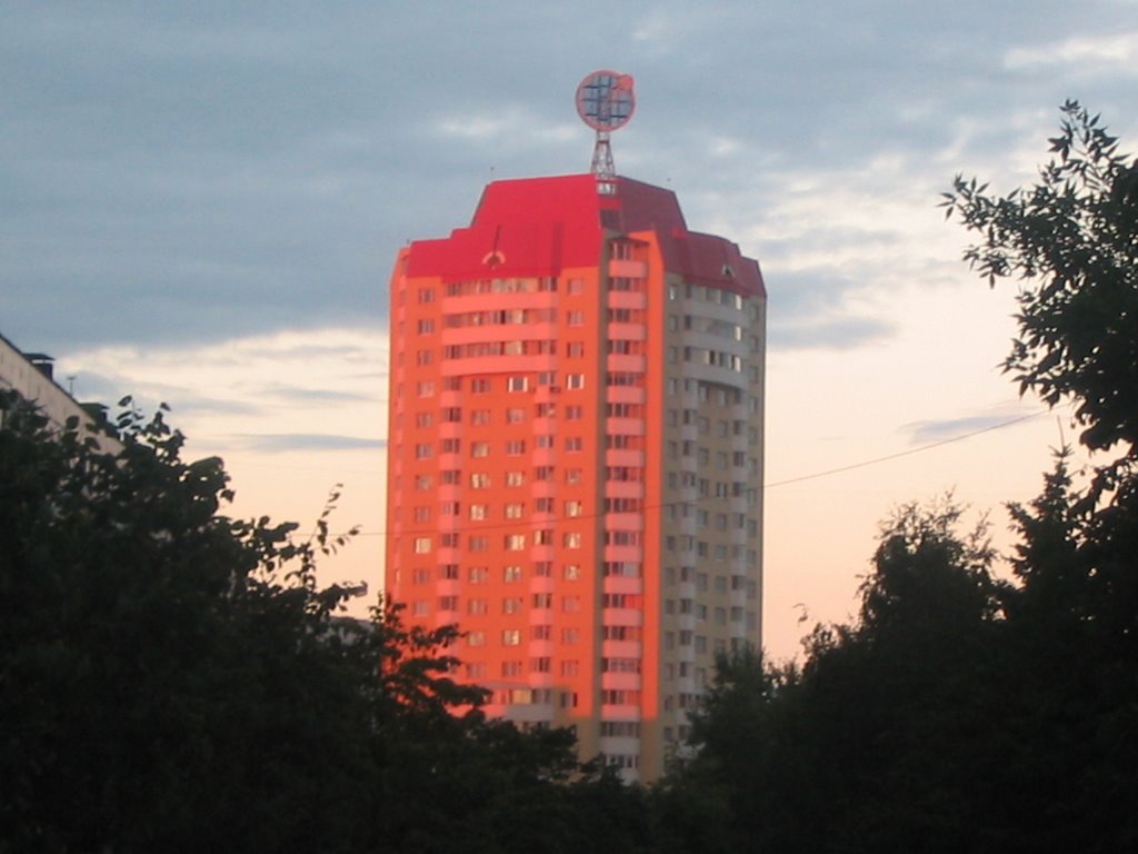 Красный цветок, высотный дом на проспекте Королева, Королев