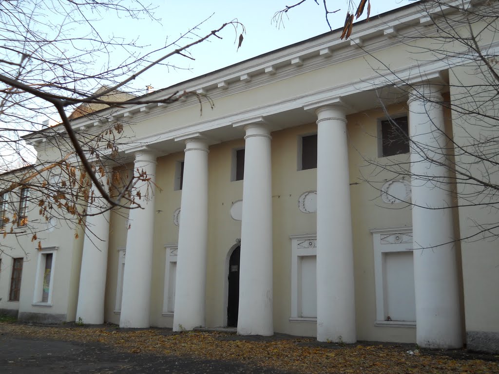 Один из боковых корпусов (предположительно, оранжерея, 1802) усадьбы Пехра-Яковлевская, выполненный в стиле ампир..., Балашиха