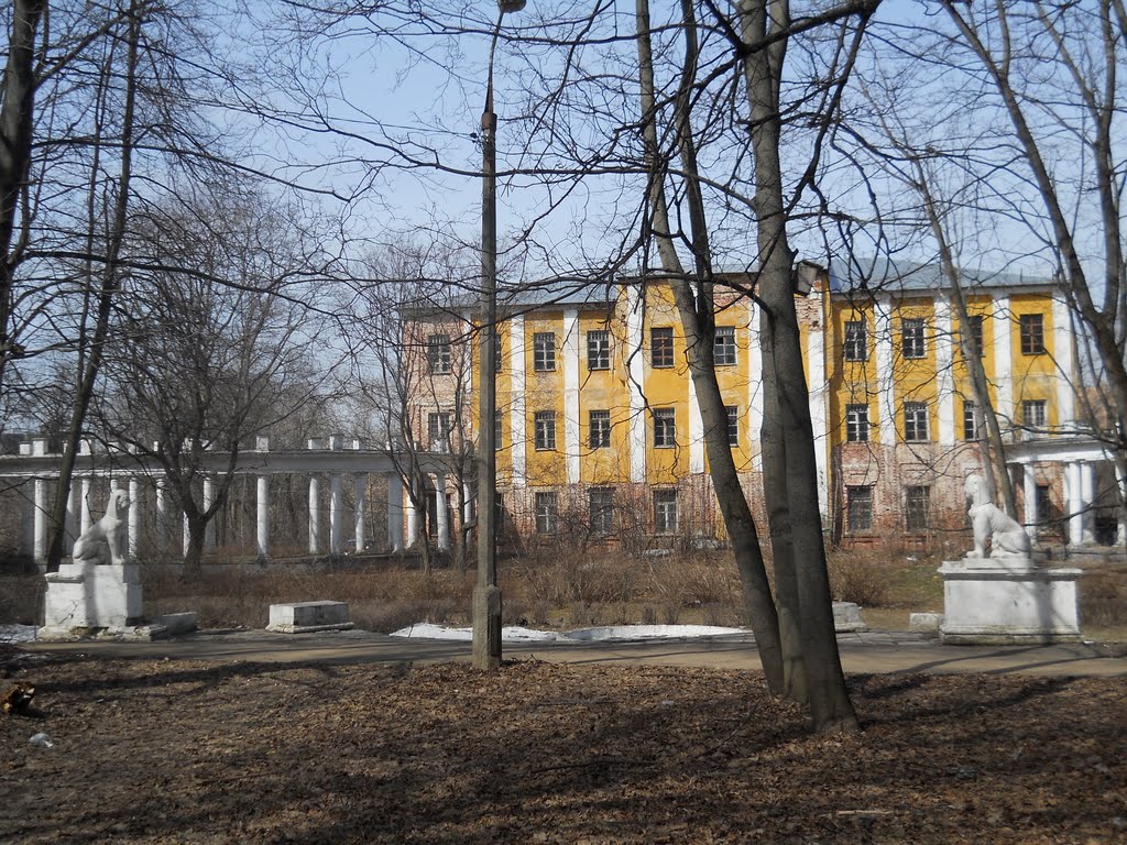 В парке Пехра-Яковлевской усадьбы с видом на скульптуры «сфинксов», одну из галерей и Главный корпус (1763-1785) комплекса..., Балашиха