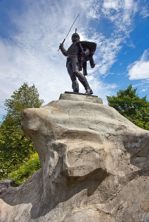 памятник гусарскому полковнику, смертельно раненному в пятку, Верея