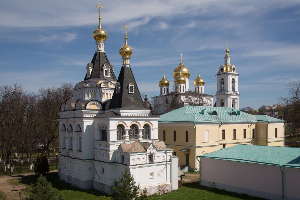 Дмитров: Елизаветинская церковь на фоне Успенского собора, Дмитров