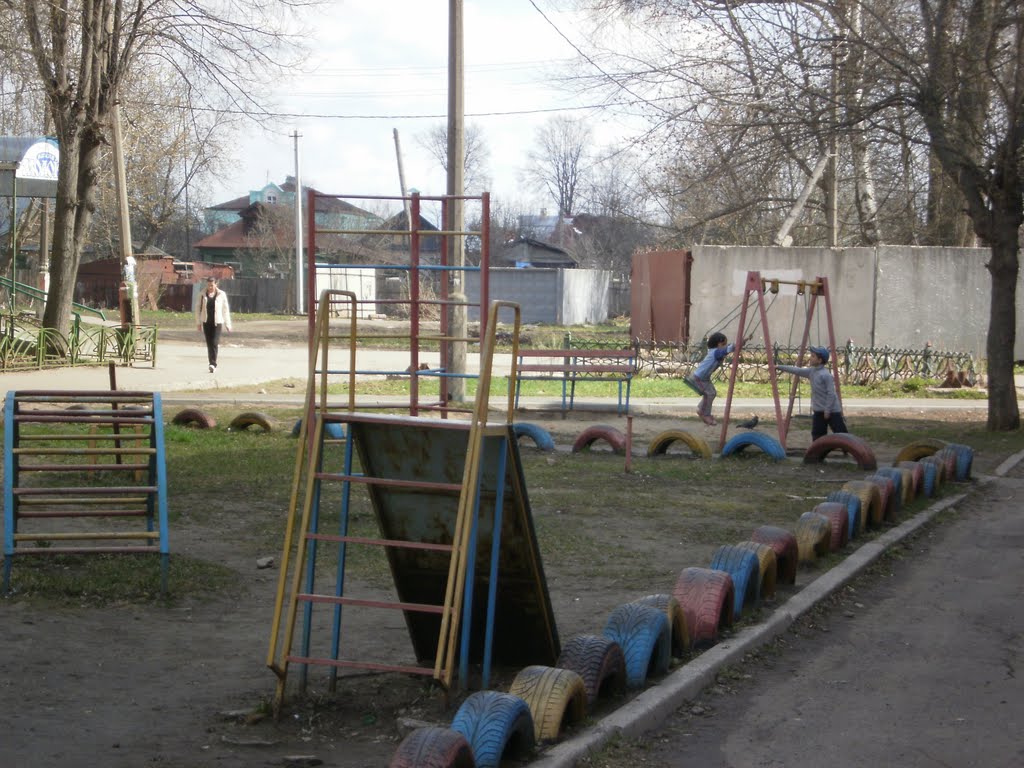 Boys playing in Drezna, Дрезна