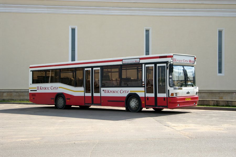 Автобус МАЗ-104С на стоянке у ТЦ "Крокус Сити Молл" / Bus MAZ-104S on the parking lot of the shopping center "Crocus City Mall" (29/08/2009), Загорск