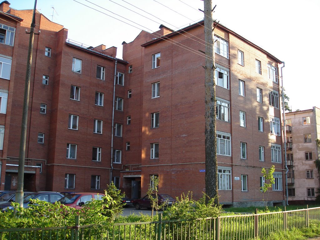 Дом 42, ул. Орджоникидзе, Загорянский