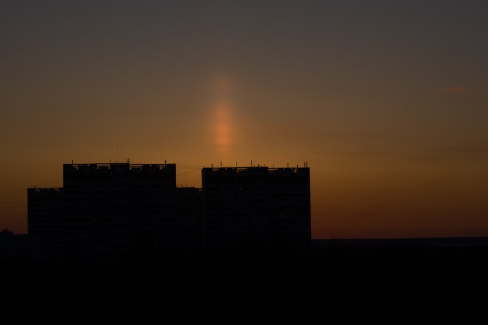 Солнечный столб (Light pillar) над Зеленоградом 08.04.2009, Зеленоград