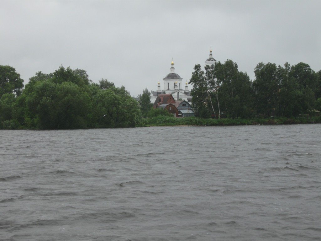 Вид на село Осташково с Клязьминского водохранилища в пасмурный день., Клязьма