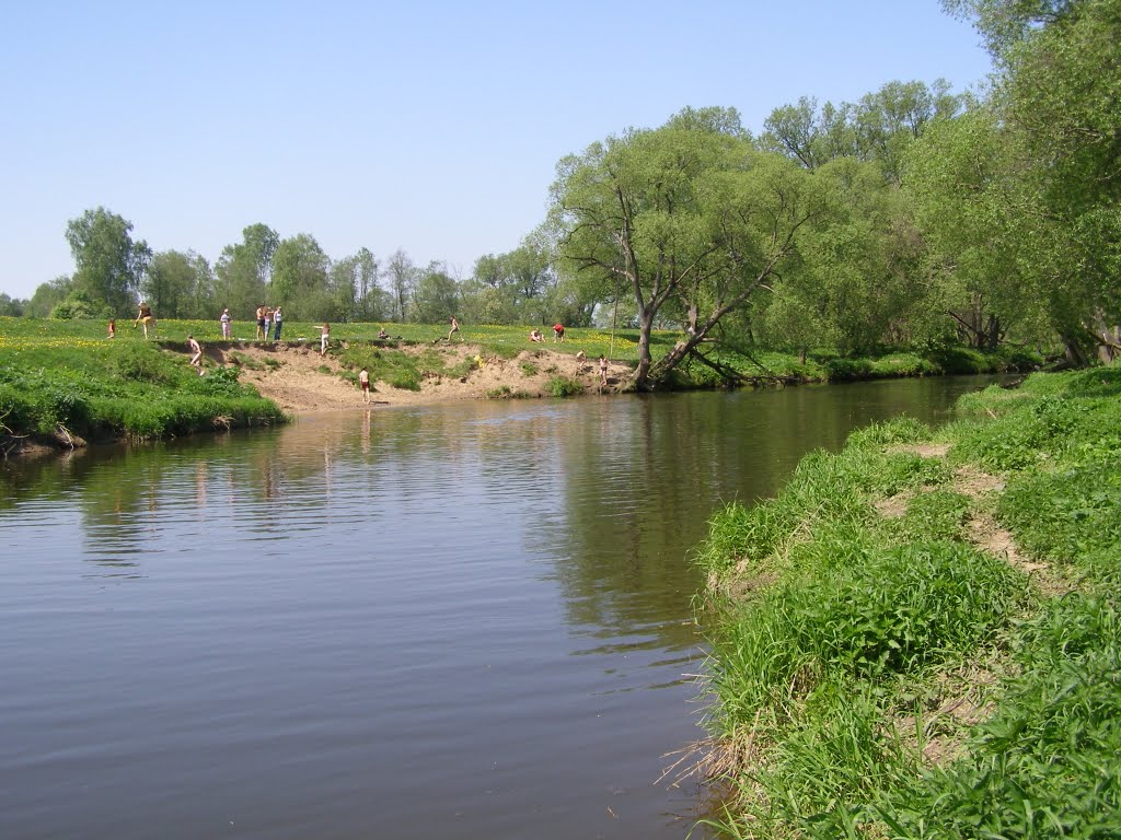 Река Лопасня. Вид на пляж с левого берега. Жаркий май 2007 года., Крюково