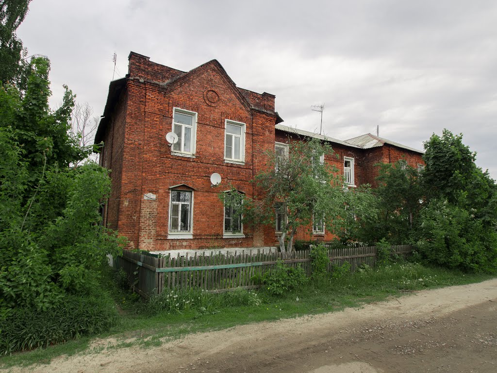 красный дом в посёлке железнодорожников, Куровское