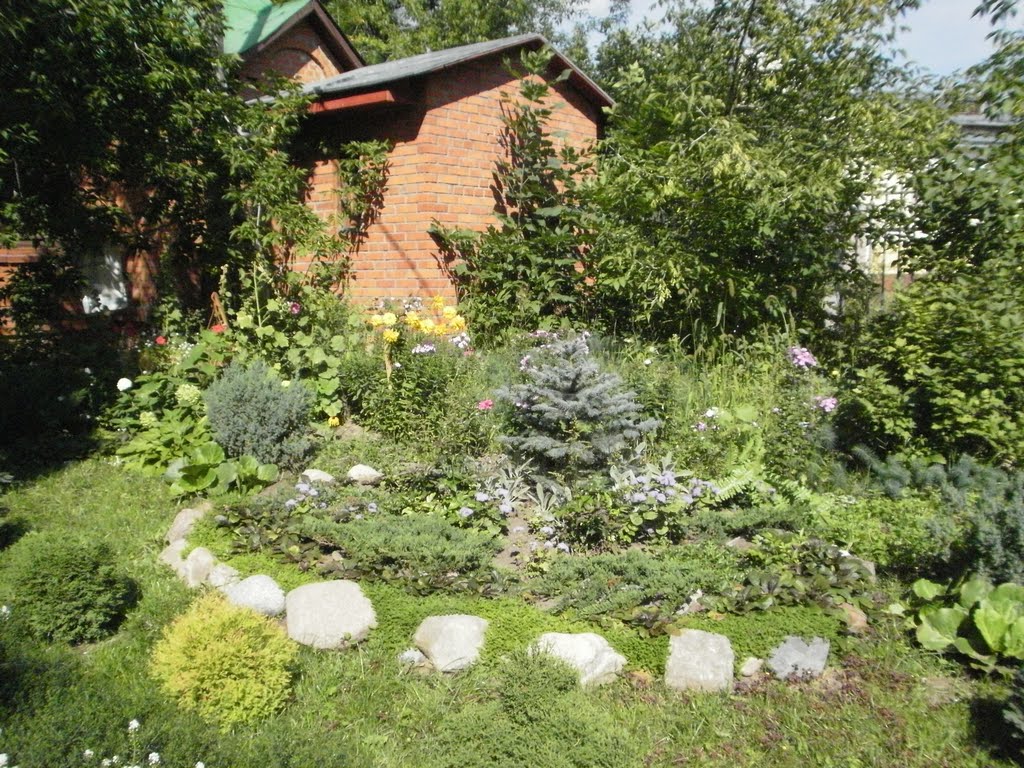 Garden of Likino Dulyovos church, Ликино-Дулево