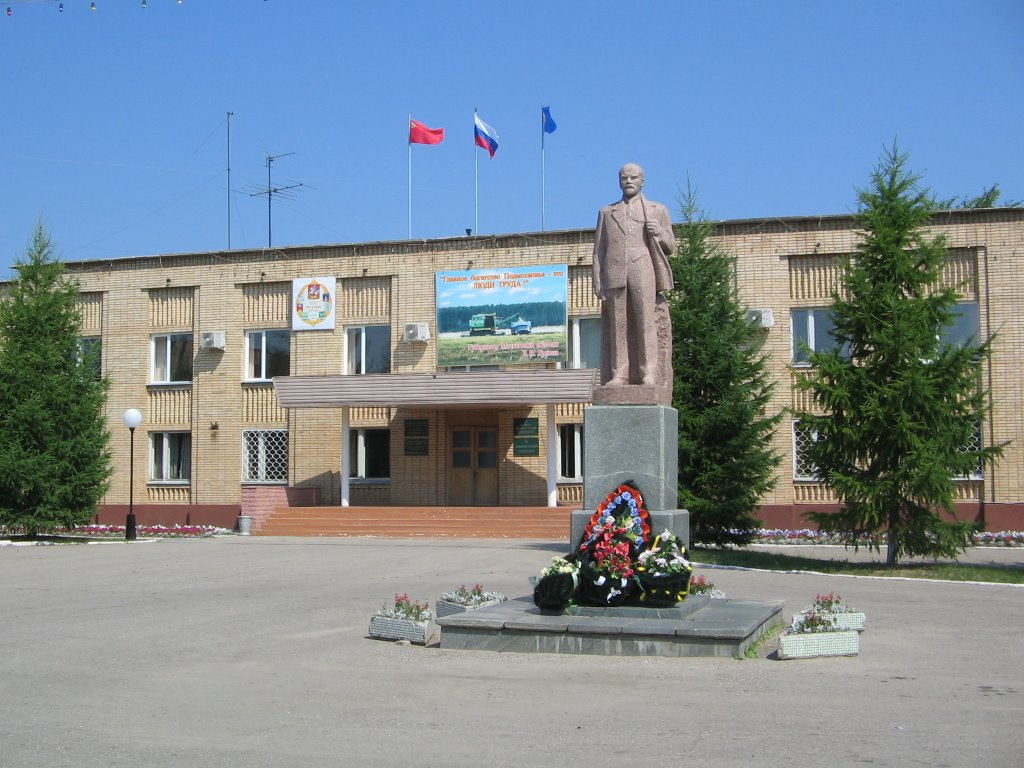 Памятник Ленину у районной администрации / Lenin Monument at Regional Administration, Лотошино