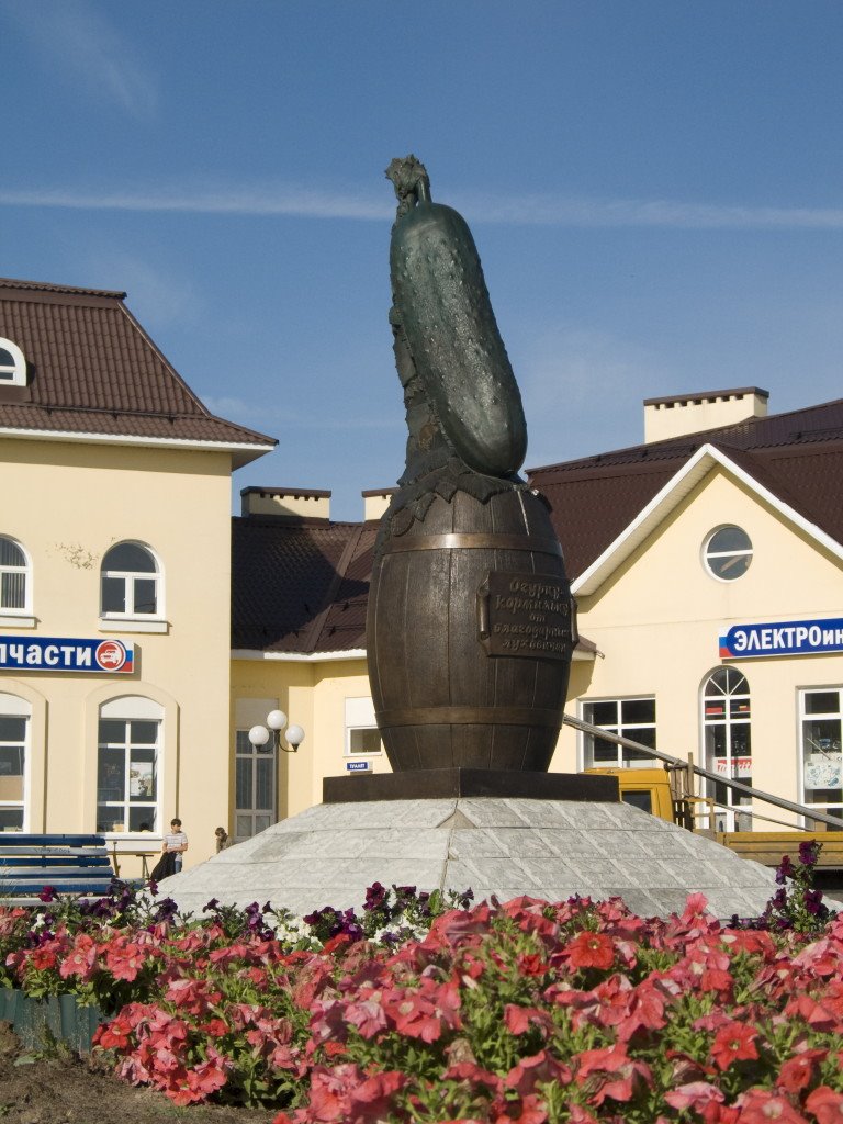 Памятник огурцу-кормильцу, Луховицы