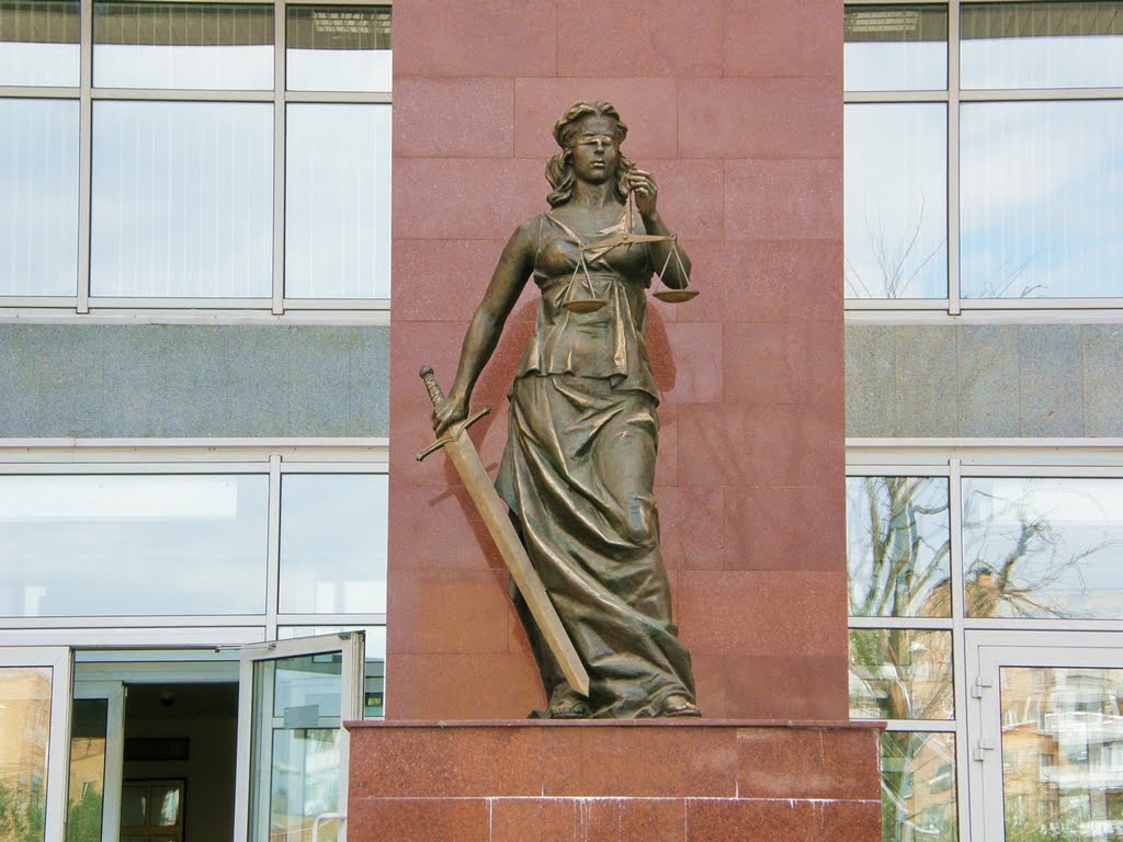 "Фемида" на фоне здания суда., Одинцово