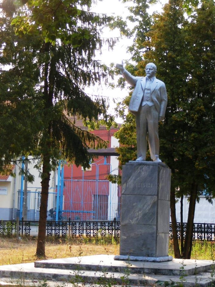 Памятник Ленину, Озеры