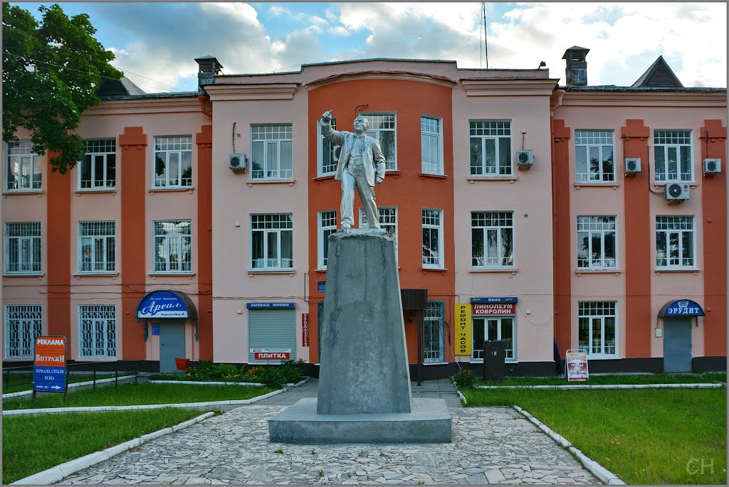 Павловский Посад. Ленин на фоне бывшего заводоуправления, Павловский Посад