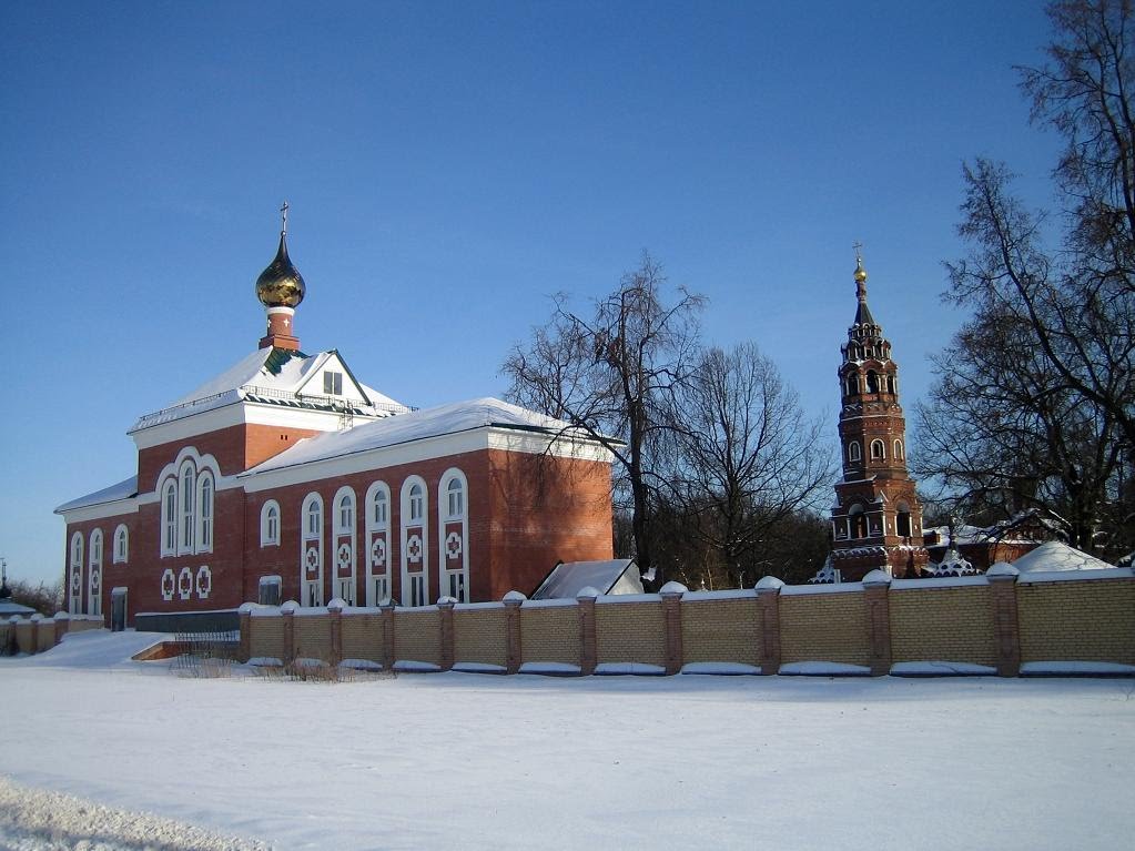 Слева церковь Иоанна Предтечи на территории Покровско-Васильевского мужского монастыря. Павловский Посад, Павловский Посад