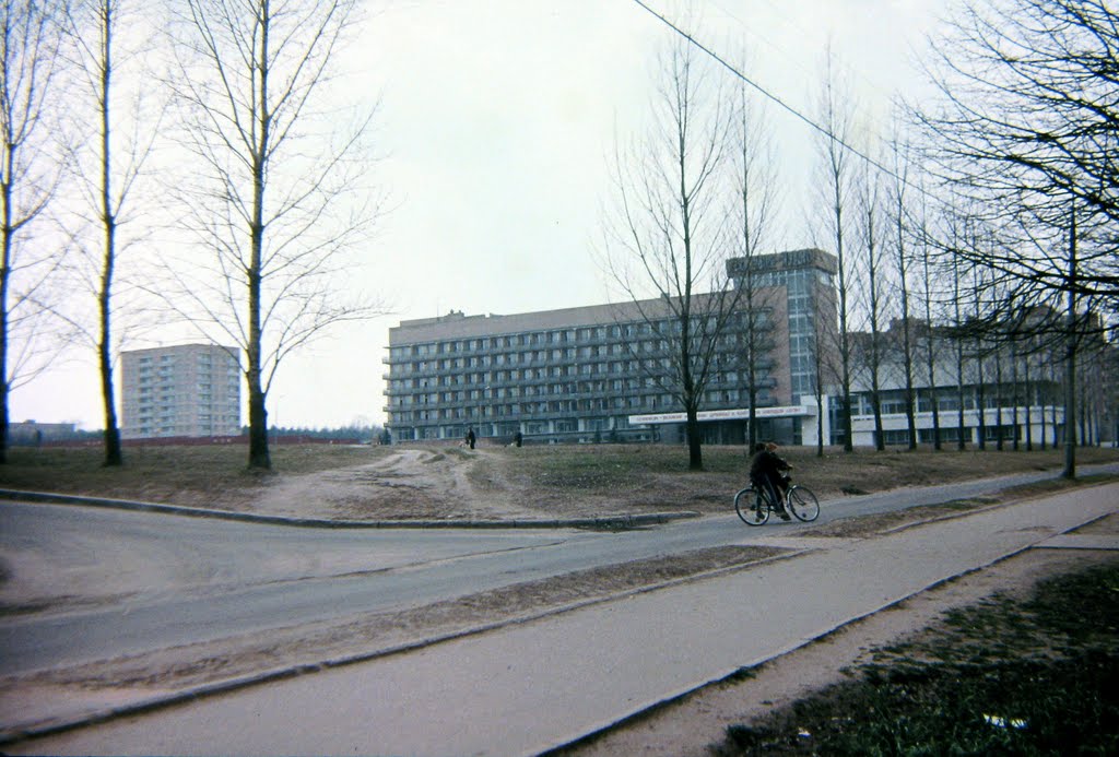 Пущино весной 1985 года. Вид с почтампта на дом АБ-1 и гостиница "Пущино"., Пущино