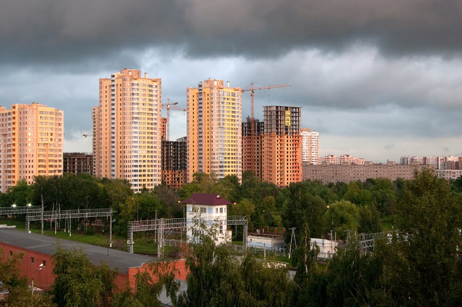 Вид на строящийся район "Реутов-Сити", южную часть города и железную дорогу / View of the under construction site "Reutov-City", the southern part of the town and the railroad (24/08/2009), Реутов