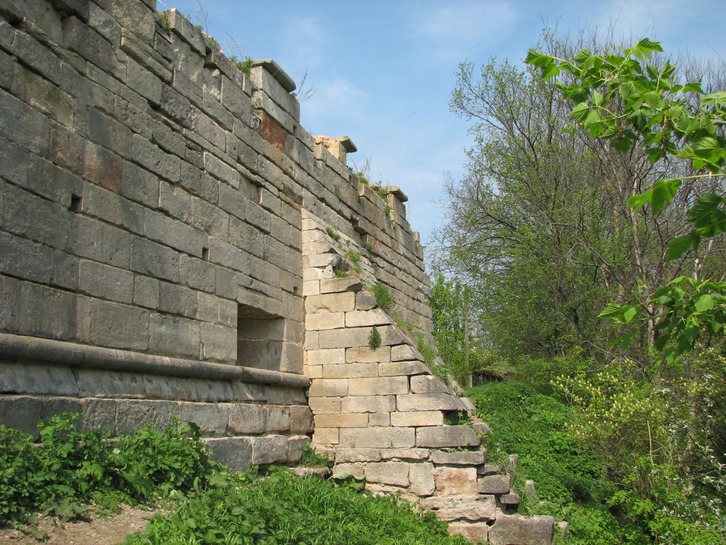 Серпухов, Красная гора. Остатки крепостной стены (16.05.2007), Серпухов