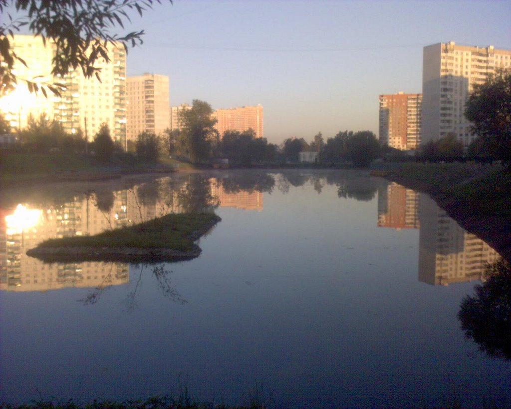 lake between schools - пруд между школами, Солнцево