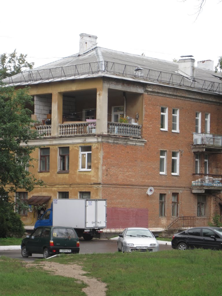 Wohnhaus mit großem Balkon, Ступино