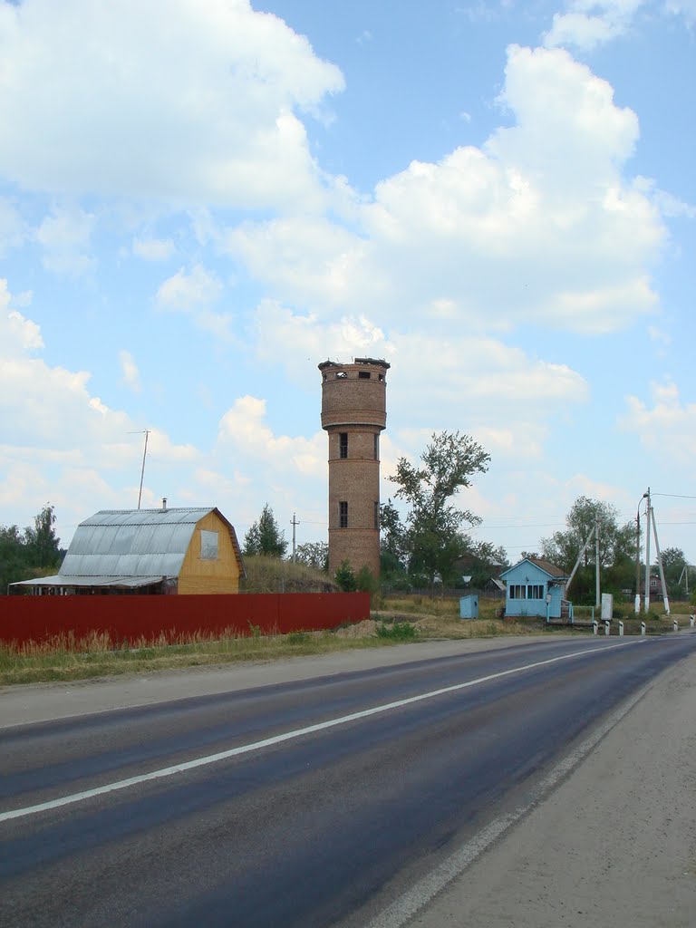 Старая водонапорная башня у ж/д переезда., Фосфоритный