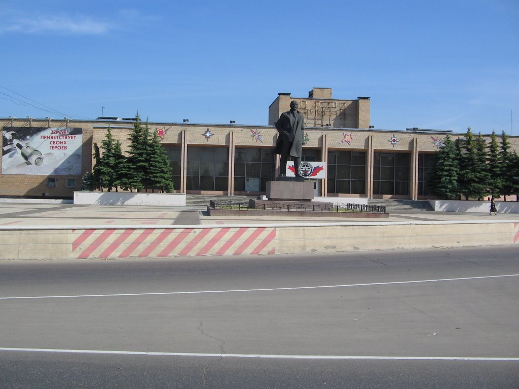 Памятник Ленину у дома офицеров / Lenin Monument at an Officers Club, Краснознаменск
