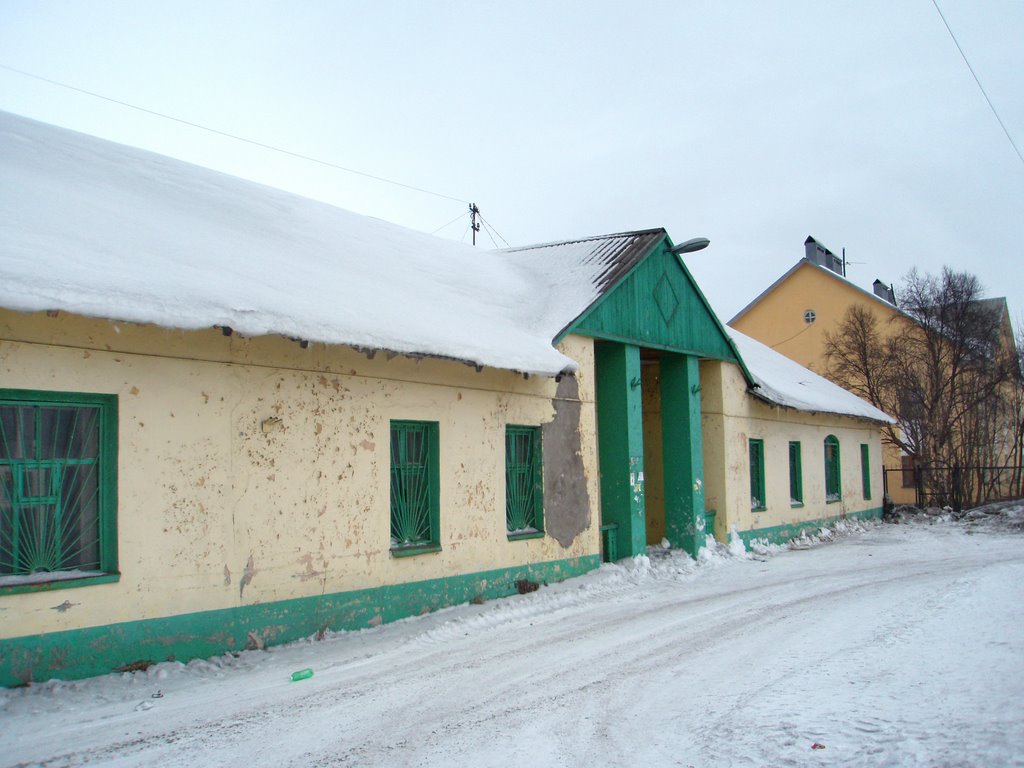Old building on Privokzalnaya street, Кола