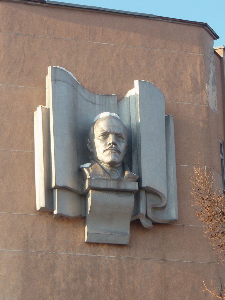 Lenins monument on building of Court of Oktyabrsky district of Murmansk, Мурманск
