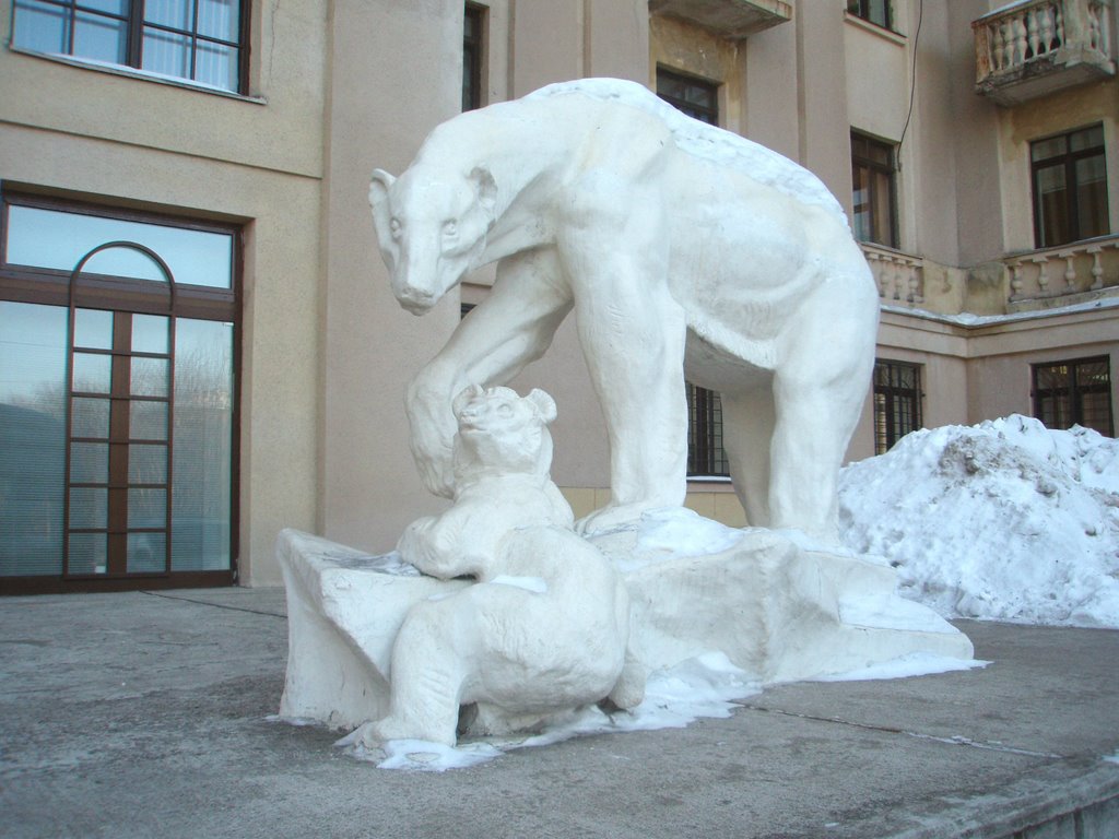 Polar bear sculpture in front of the Administration Trawl fleet, Мурманск