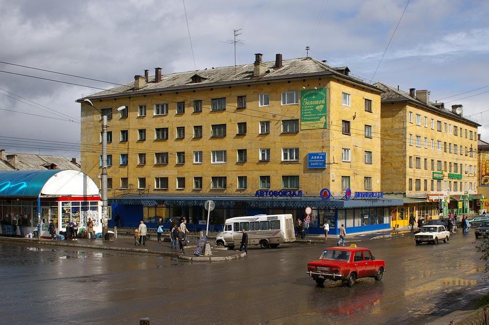 Вид на автовокзал и улицу Привокзальную / View of the Murmansk bus station and Privokzalnaya street (10/06/2007), Мурманск