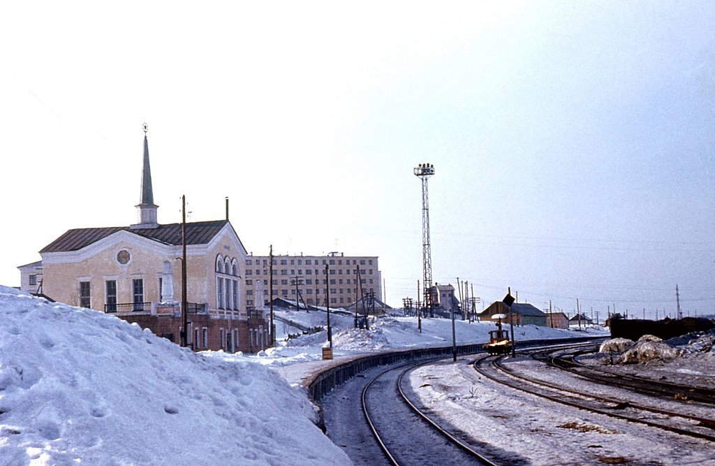 Железнодорожный вокзал в 1974 году. Теперь он без шпиля., Мурмаши