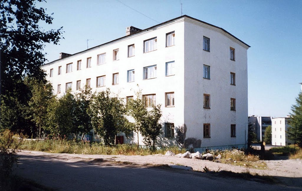 Дом номер 8 по улице Цесаркого. 2002 год., Мурмаши