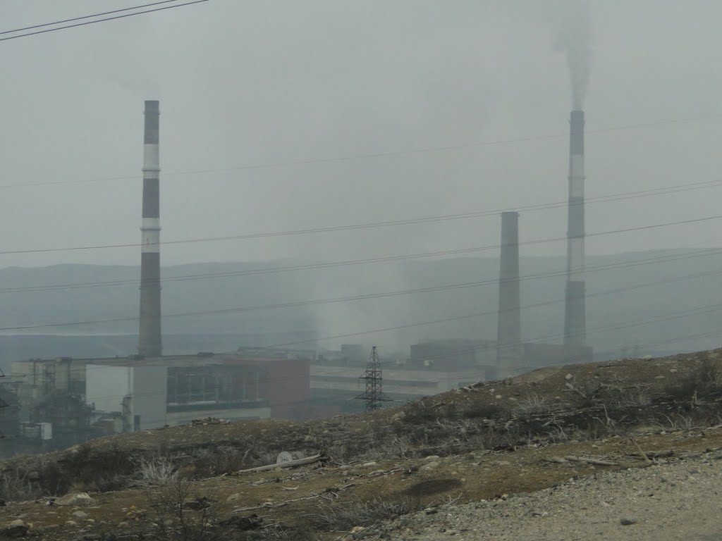 Nikkel plant and heavy smoke, Никель