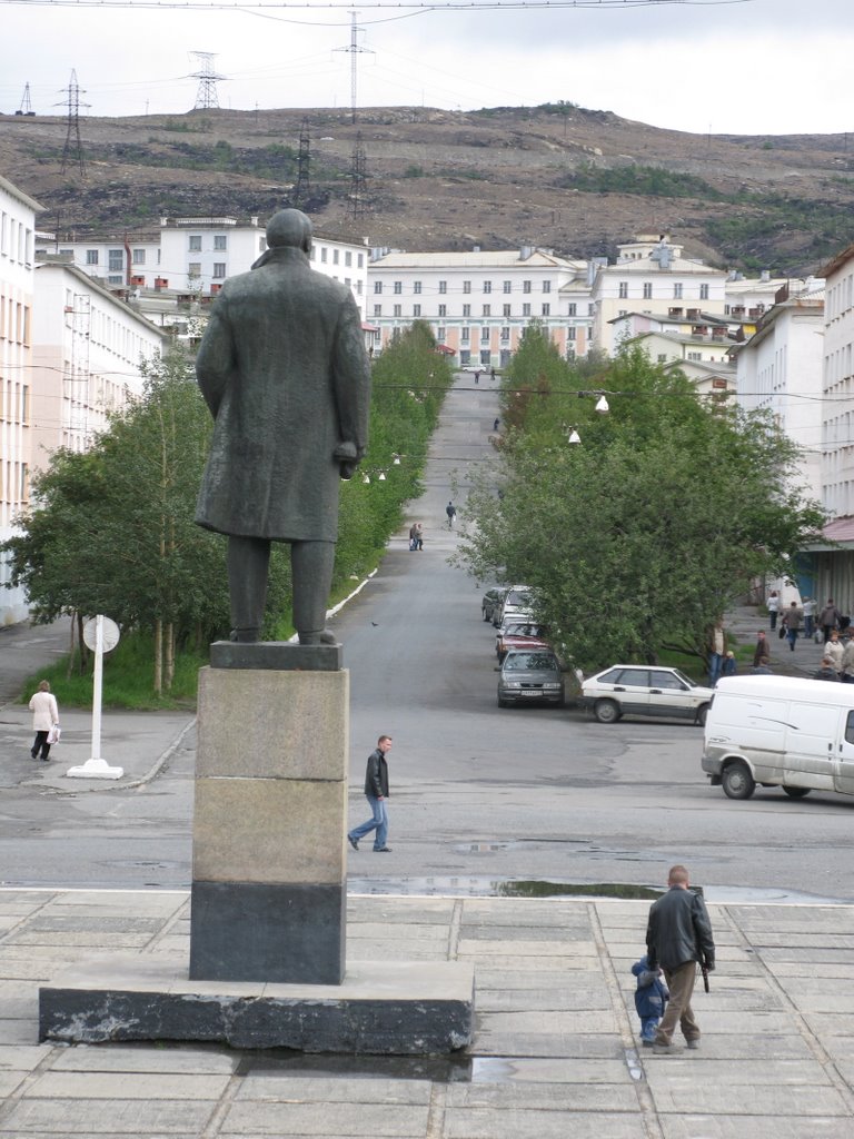 Lenin statue in Nikel, Никель
