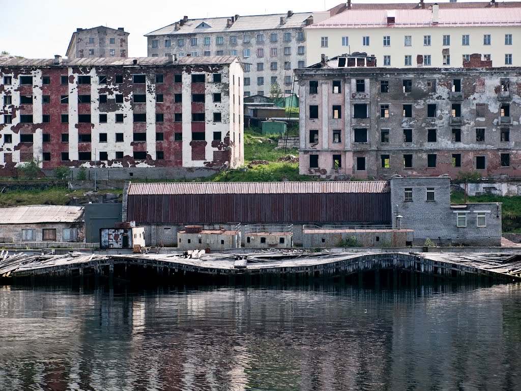 Фото Полярный - город суровых военных моряков. Здесь даже причалы имеют .