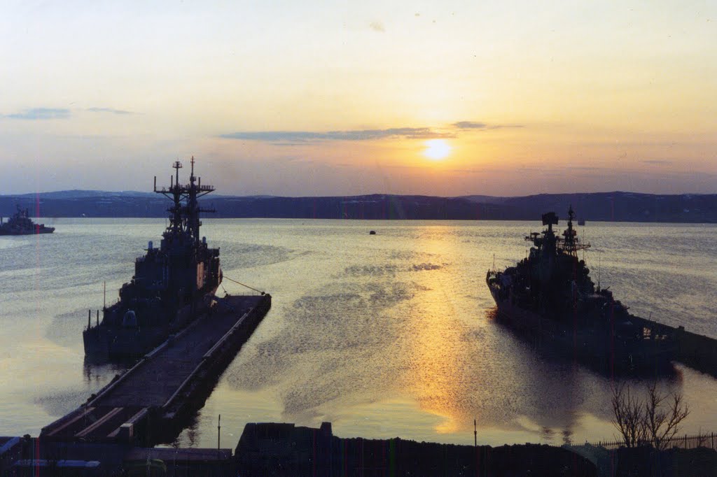 Североморск. 1 час ночи.Слева - американский фрегат. (1:00 am) Polar day. On the left - the American frigate., Североморск