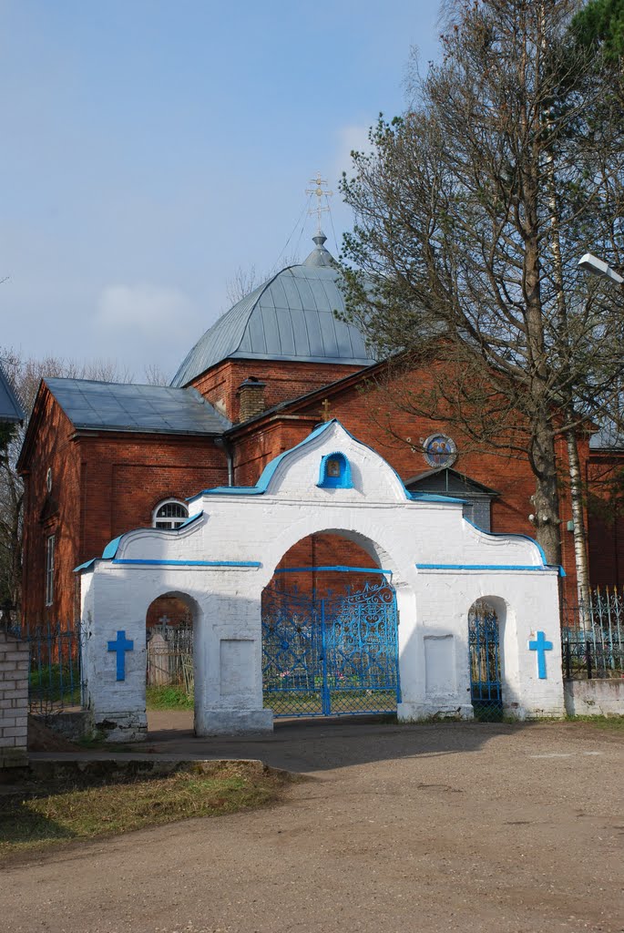 Валдай. Кладбищенские ворота и Петропавловская церковь, Валдай
