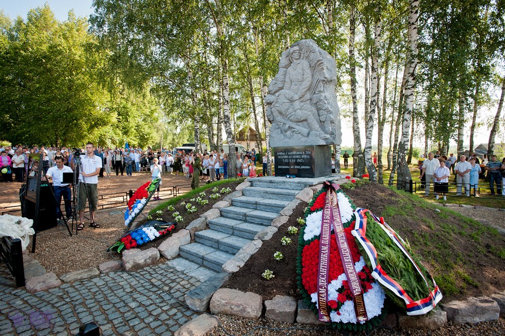 В день открытия памятника, Деманск