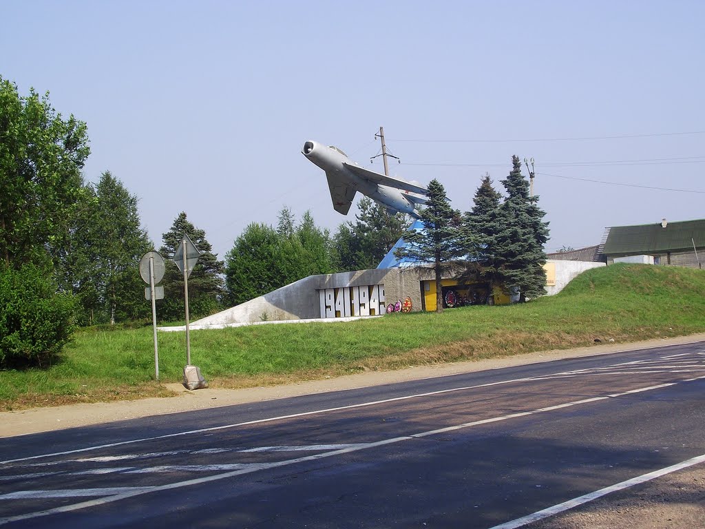 Памятник авиаторам в годы ВОВ / Monument aviators in WWII, Кресцы