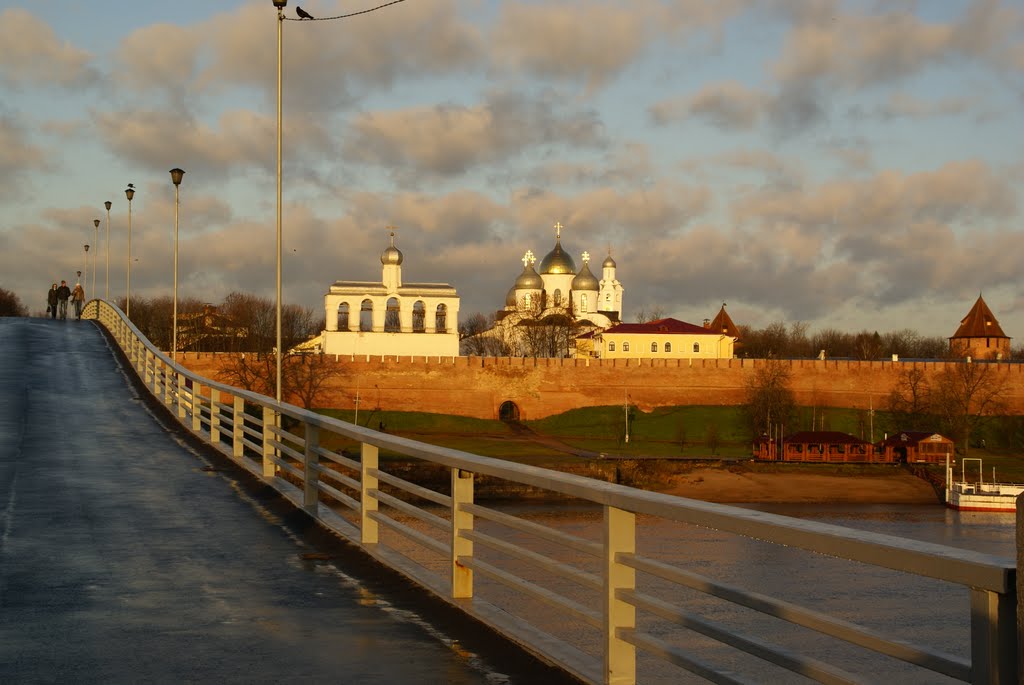 г. Великий Новгород, вид на Кремль с пешеходного моста.., Новгород