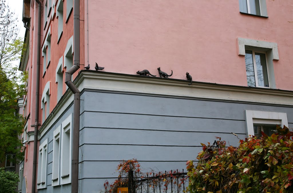 Скульптурная композиция "Кошки охотятся на голубей", Новгород