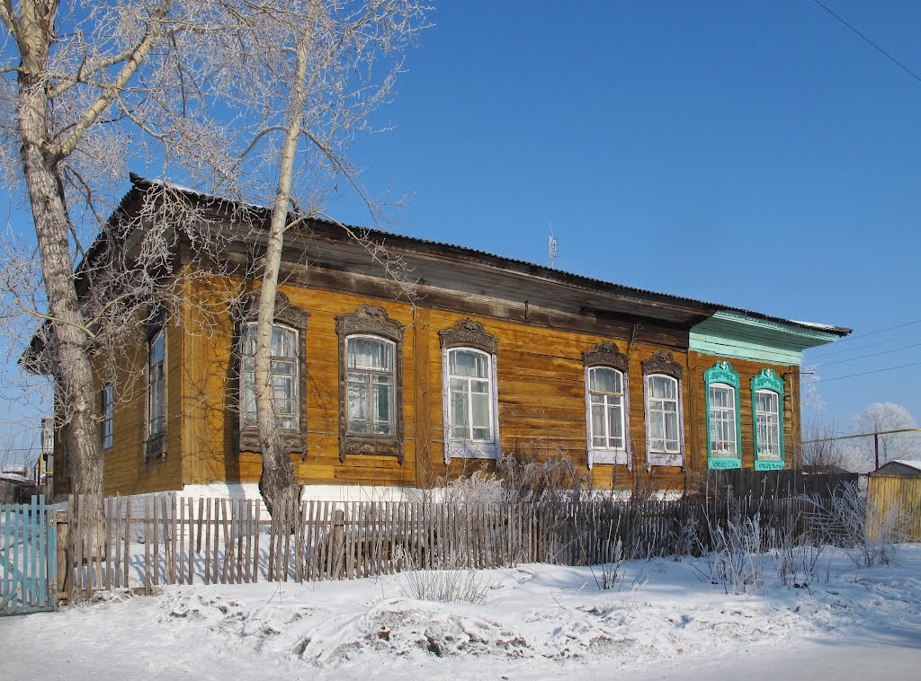 Новосибирская обл., Колывань. Дом возле школы №2 с резными наличниками, Колывань