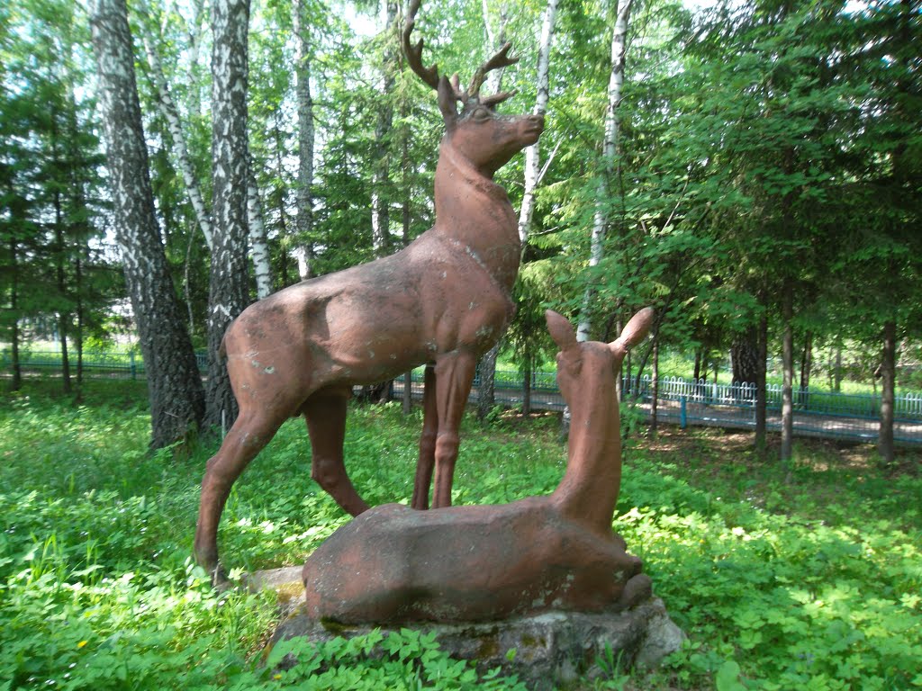 Большие Уки - памятник оленям около сельхозтехники, Большие Уки