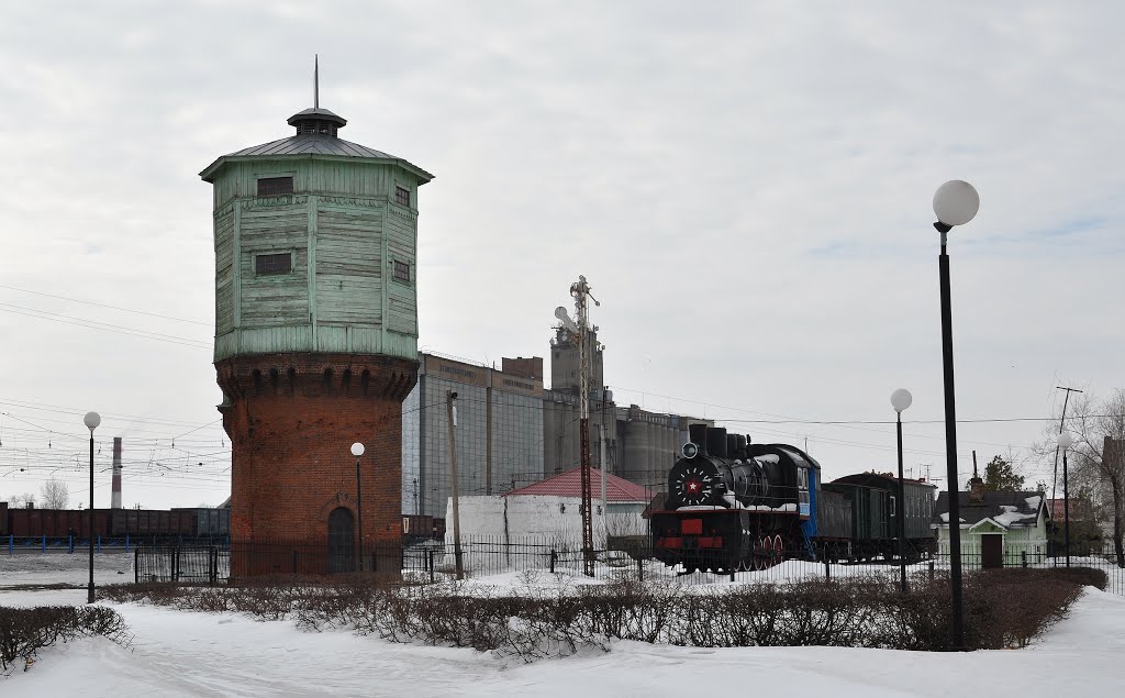 Водонапорная башня и паровоз Эм740-28 в Марьяновке, Марьяновка