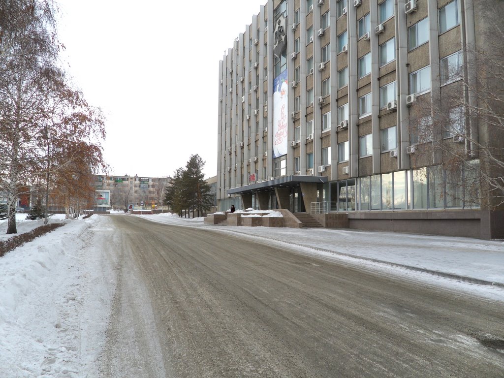 Перед зданием.(Front of), Орск