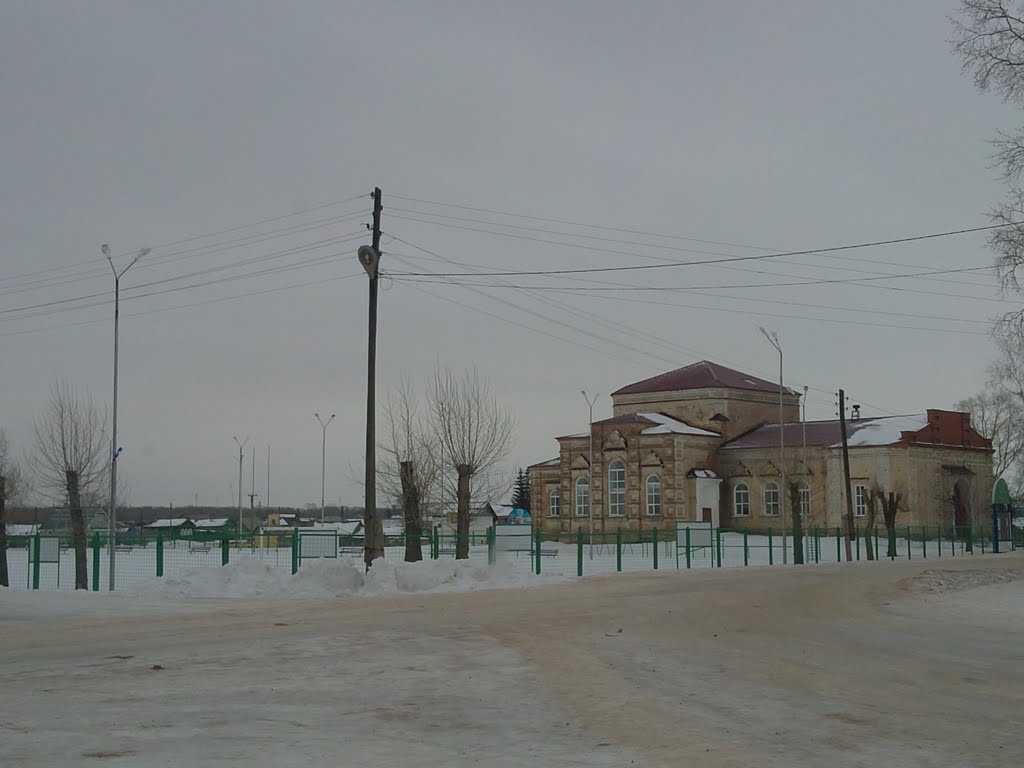 Старинная церковь (ныне дом детского творчества, на переднем плане новый стадион "Юность"), Пономаревка
