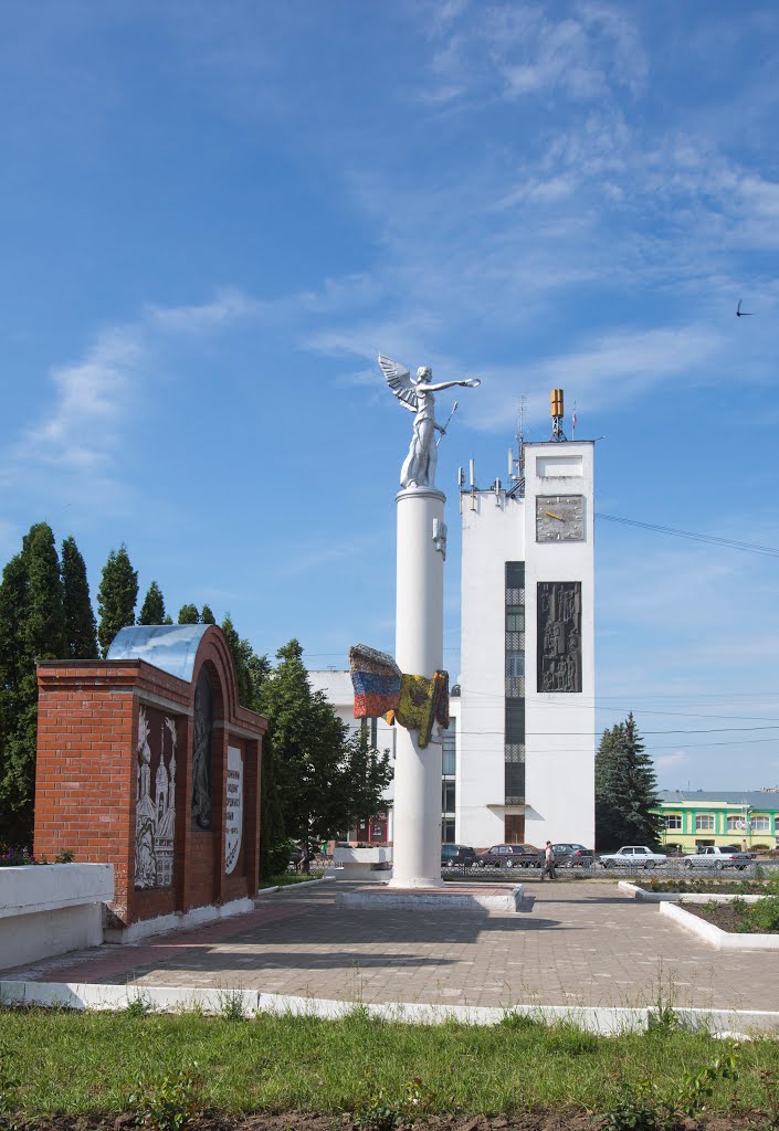 Стелла в честь 850-летия города на площади Ленина, Мценск